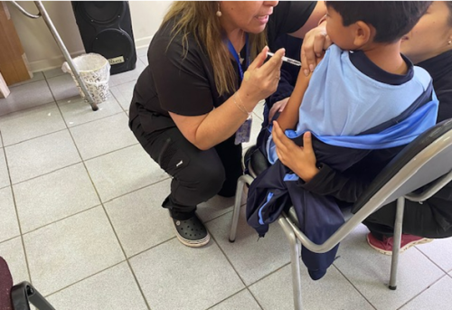 Proceso de vacunas, en escuela Santa Teresa de Ávila de Rosario.