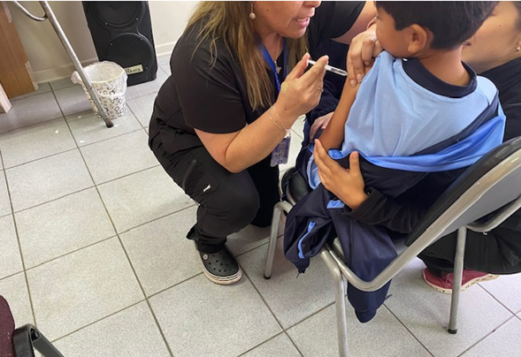 Proceso de vacunas, en escuela Santa Teresa de Ávila de Rosario.