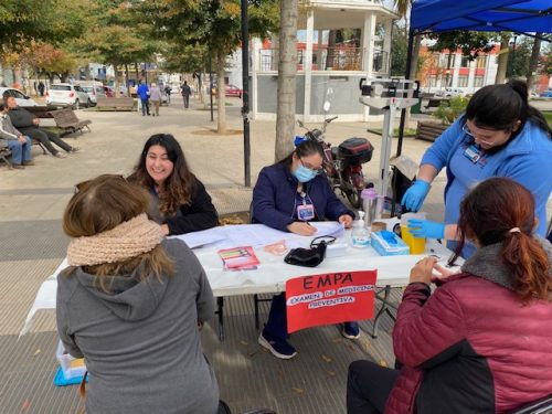 Trabajo en equipo de los CESFAMS, en la Plaza de Armas de Rengo.